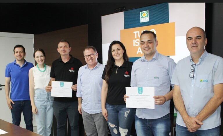 ACIC RECONHECE ASSOCIADOS COM PRÊMIO "EMPRESA QUE DESENVOLVE"